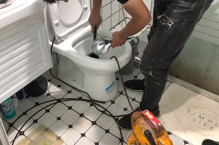 白茅湖农场疏通下水道