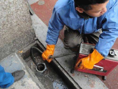 白茅湖农场疏通下水道