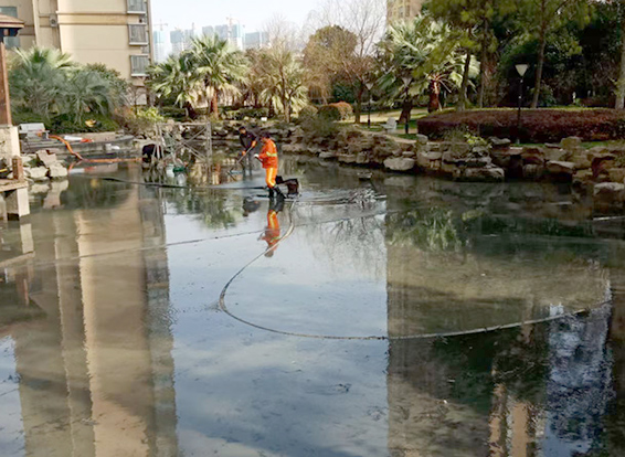 白茅湖农场景观池淤泥清理