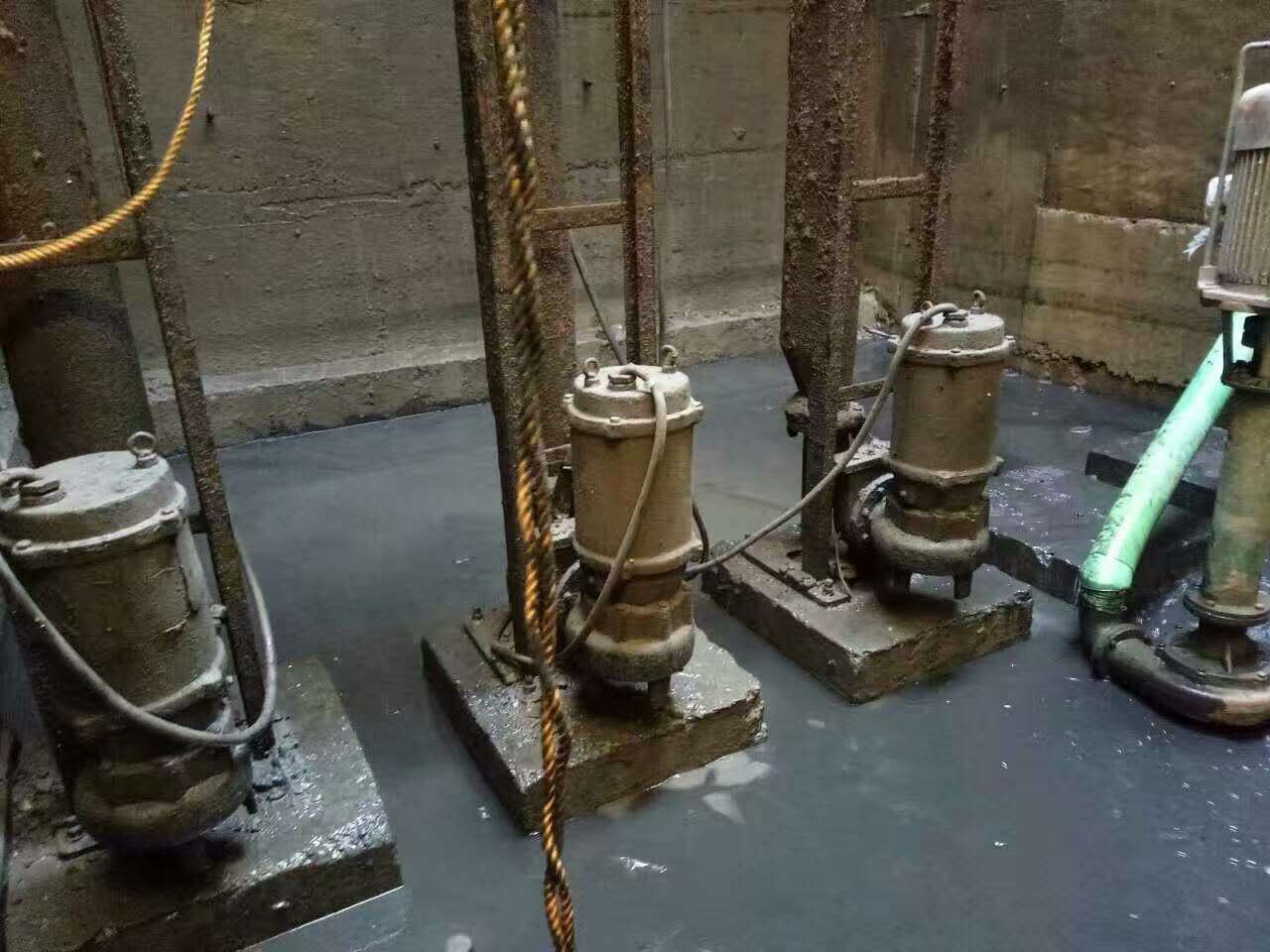 白茅湖农场污水池清理