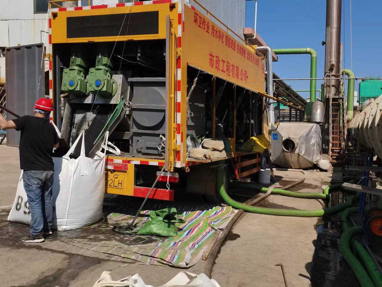 白茅湖农场淤泥压干处理