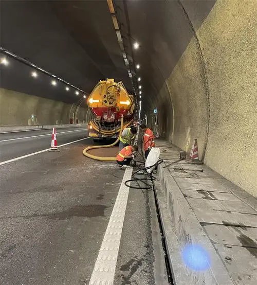 白茅湖农场隧道排水渠清淤